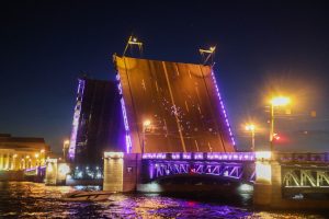 Шоу «Поющие мосты» в Петербурге в эти выходные посвятят Дню учителя